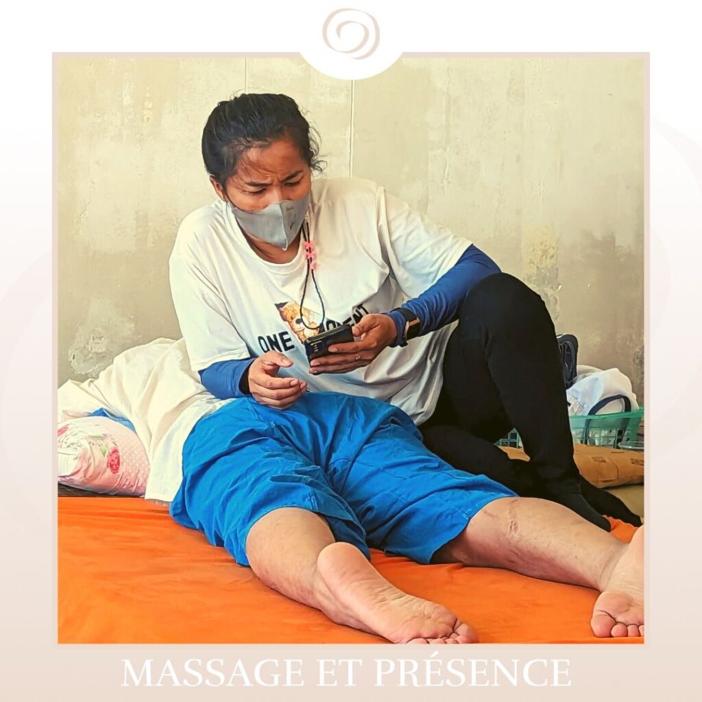 thailandaise qui fait un massage en regardant son portable