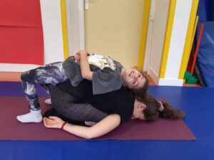 femme qui fait du yoga avec son enfant