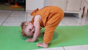 enfant qui fait du yoga