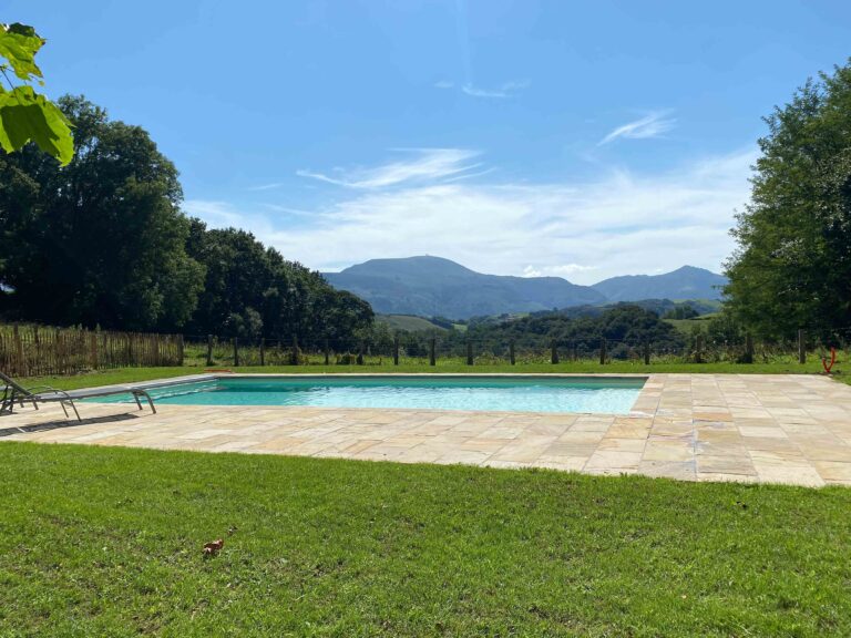 piscine avec vue sur la nature du pays basque