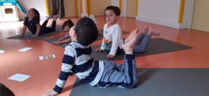 Enfants en train de faire du yoga à biarritz