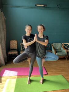 filles qui font du yoga à deux pendant un evjf