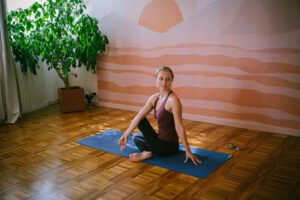 femme qui fait du yoga doux à biarritz