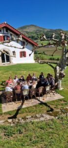 Repas en extérieur pendant une retraite de yoga au pays basque