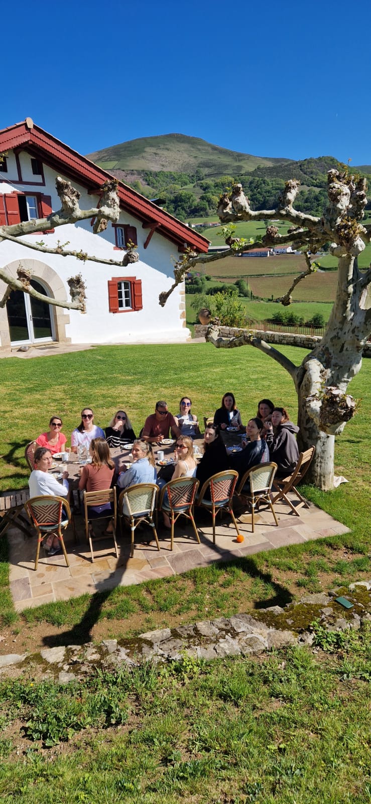 Repas en extérieur pendant une retraite de yoga au pays basque