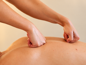 massage du dos à biarritz avec les poings